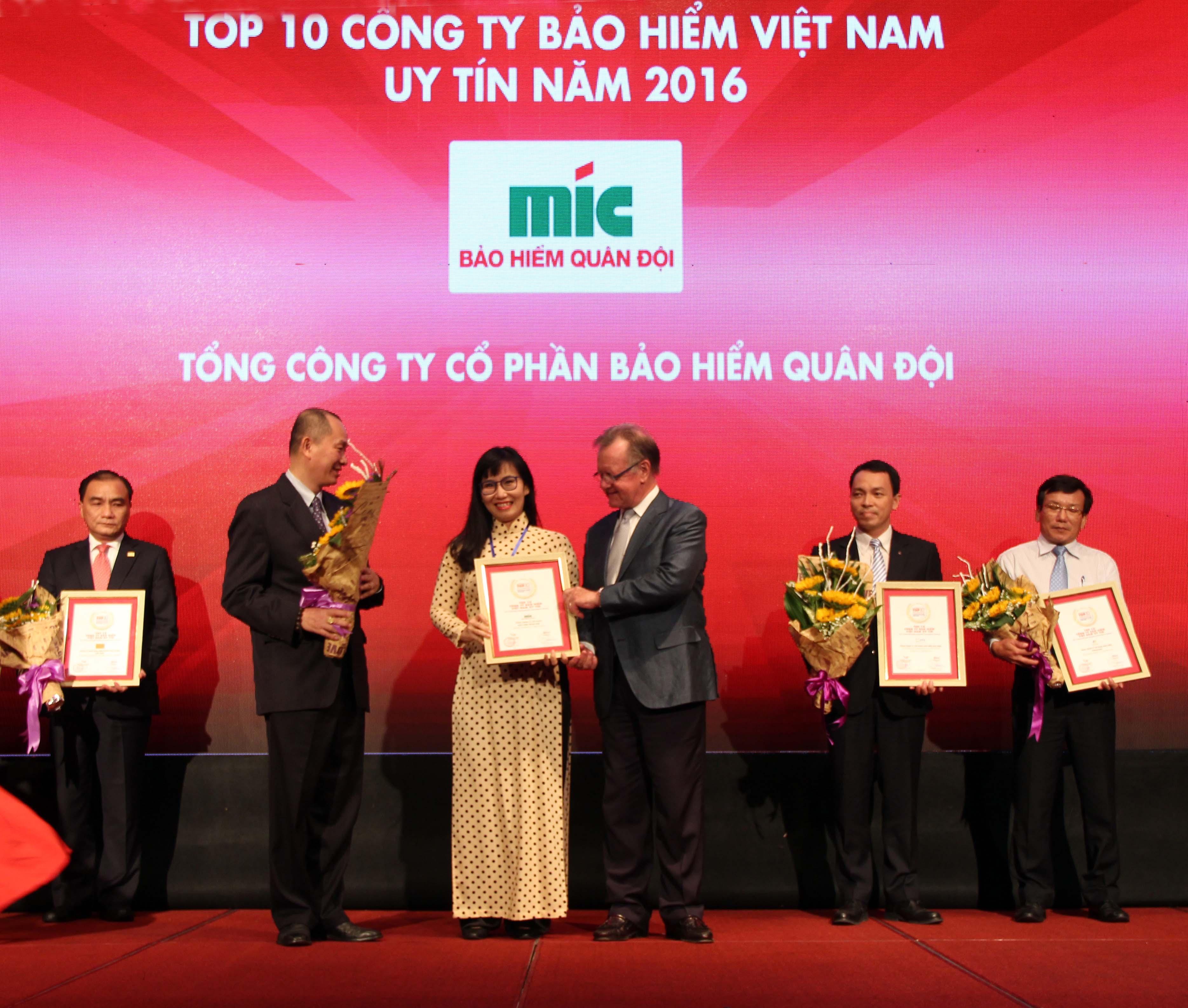 Bà Nguyễn Thị Thu Hằng - Phó Tổng Giám đốc Tổng công ty Cổ phần Bảo hiểm Quân đội (MIC) nhận Giấy chứng nhận TOP 10 DNBH uy tín 2016 tại Việt Nam
