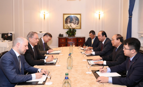 Thủ tướng Nguyễn Xuân Phúc và GS. Malik trong cuộc họp bàn về các hoạt động hợp tác của Viện Malik tại Việt Nam năm 2016. 