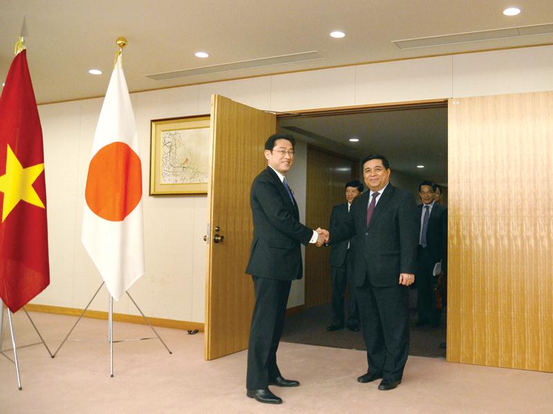 Trong khuôn khổ chuyến thăm và làm việc tại Nhật Bản, tại Thủ đô Tokyo, Bộ trưởng Bộ Kế hoạch và Đầu tư Nguyễn Chí Dũng hội đàm với Ngoại trưởng Nhật Bản Fumio Kishida.