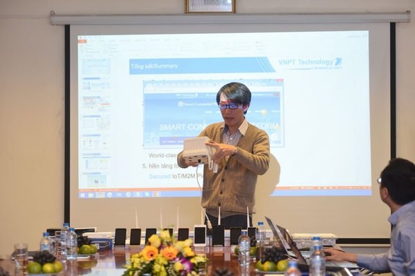 Ông Trần Hữu Quyền – Tổng Giám đốc VNPT Technology giới thiệu thiết bị quan trắc không khí. Thiết bị này dùng để đo các chỉ số của không khí, mức độ ô nhiễm…