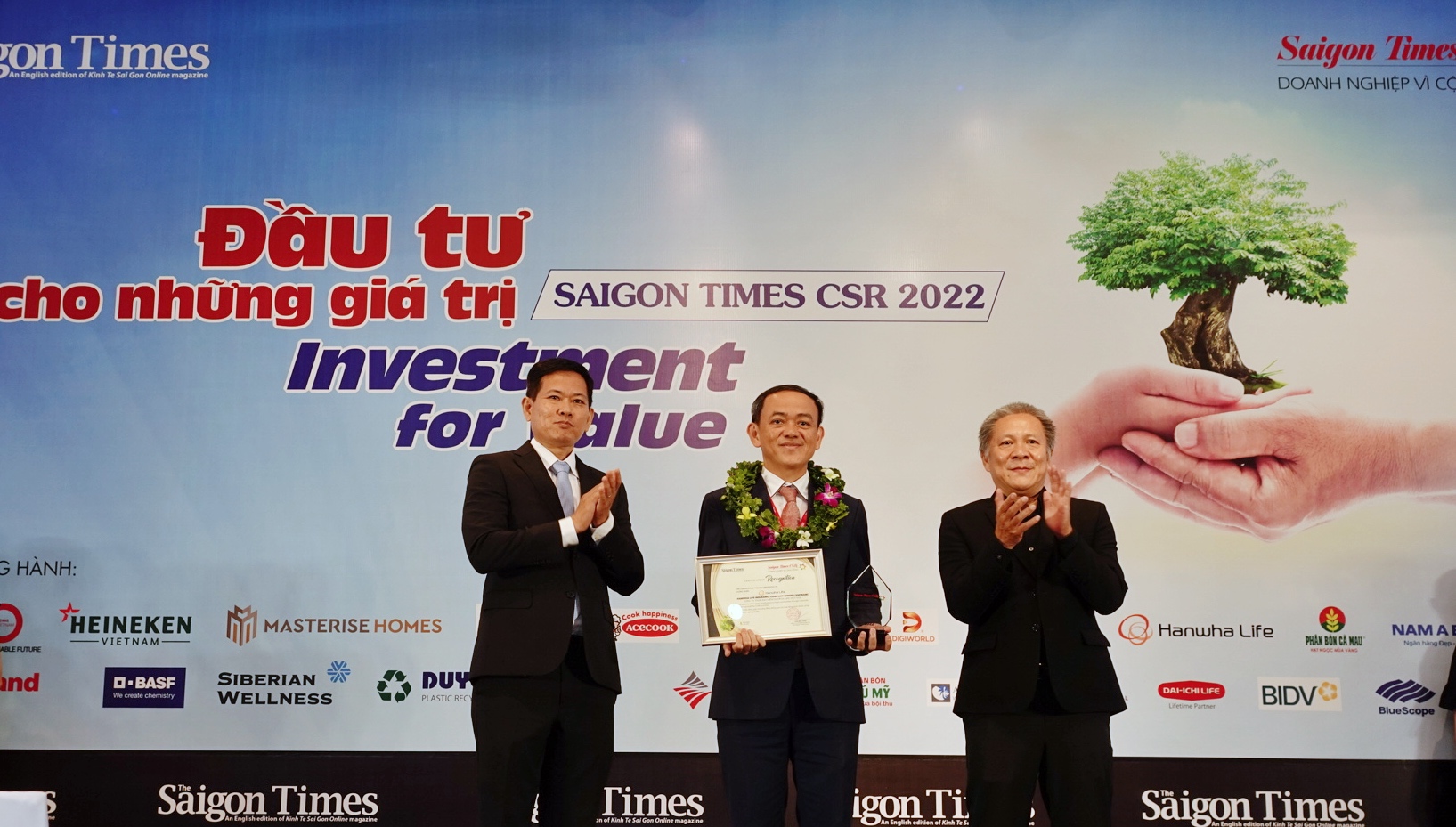 Hanwha Life Việt Nam nhận giải thưởng CSR Awards vì những đóng góp cho cộng đồng
