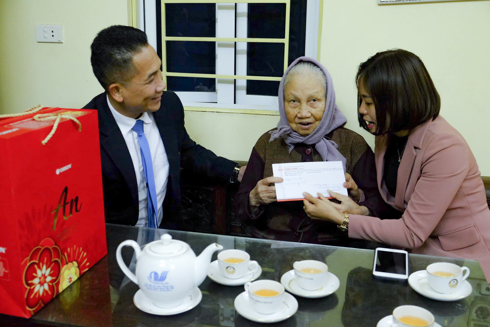 CADI-SUN thăm và chúc tết mẹ Việt Nam anh hùng