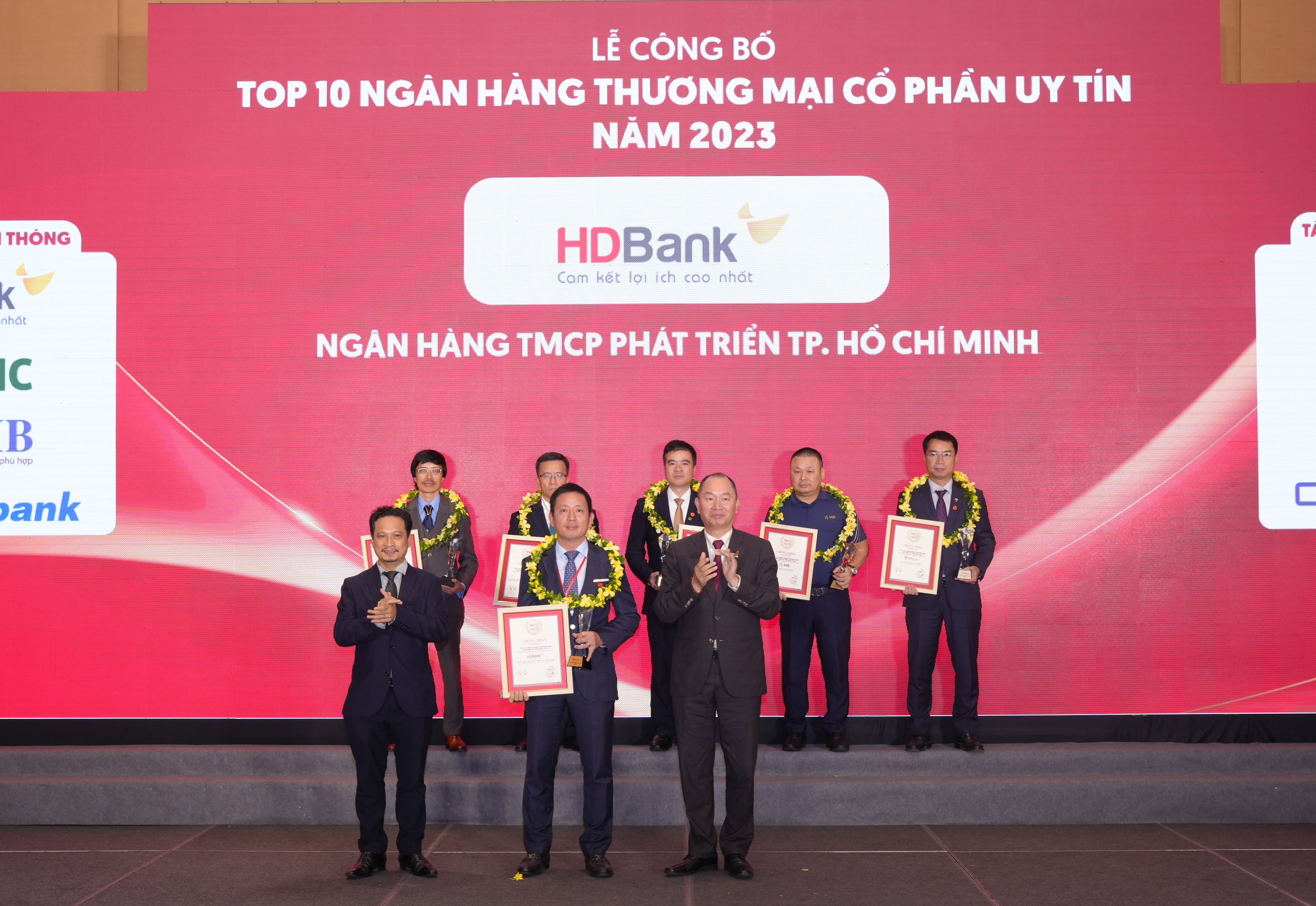 HDBank đứng vị trí thứ 7 Top công ty đại chúng uy tín và hiệu quả nhất Việt Nam