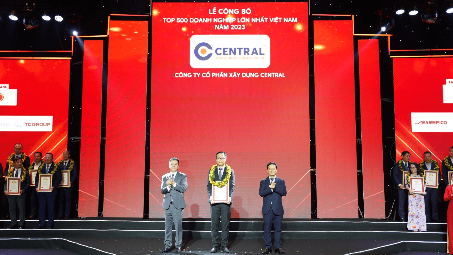Central tiếp tục đón nhận giải thưởng VNR500 năm 2023