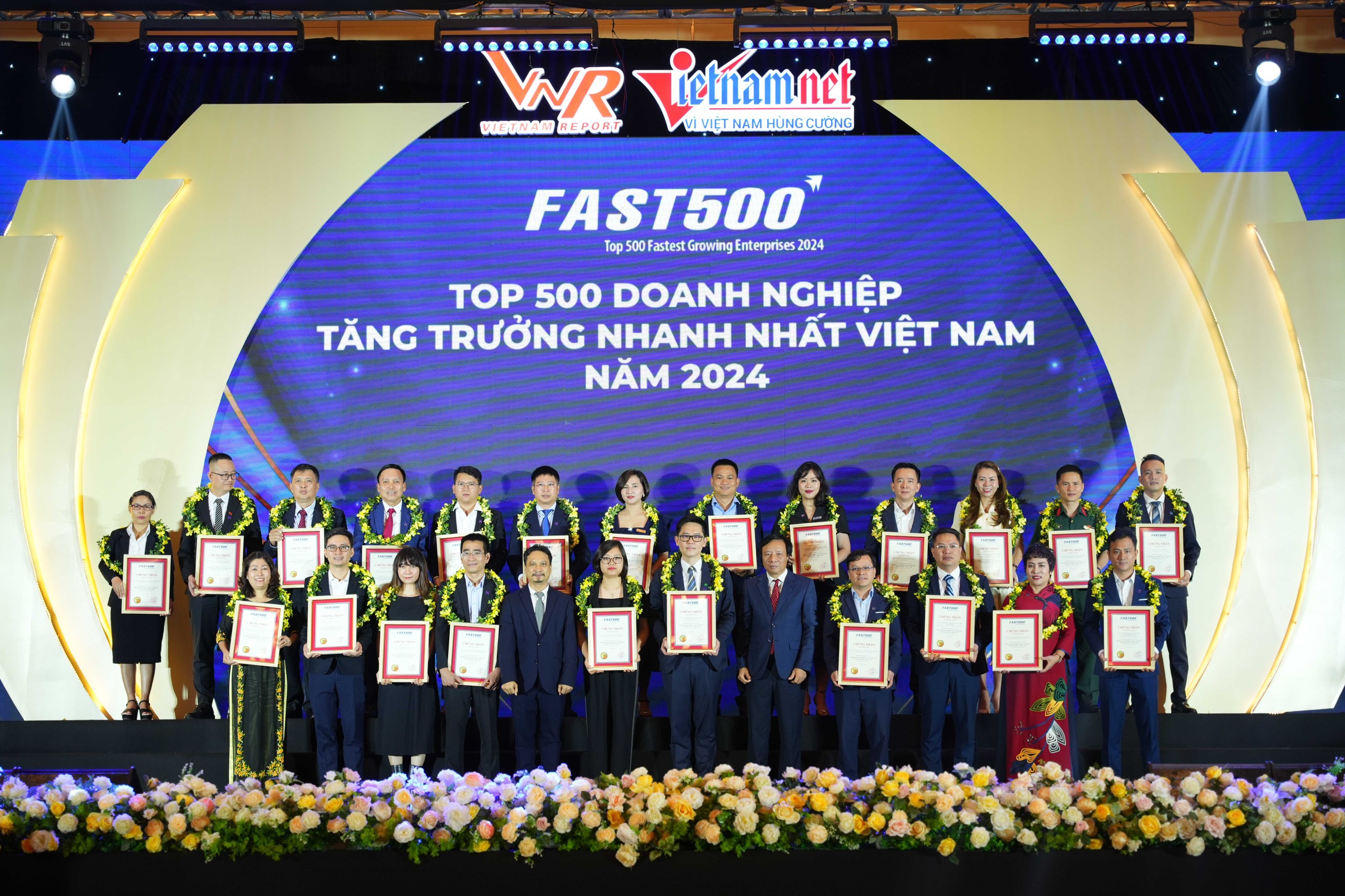 Lễ công bố Top 500 Doanh nghiệp tăng trưởng nhanh nhất Việt Nam, Top 10 & Top 5 Công ty Bất động sản - Xây dựng - VLXD 2024