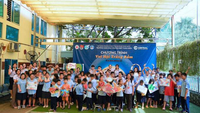 Central tặng 110 phần quà Trung thu cho trẻ em đặc biệt