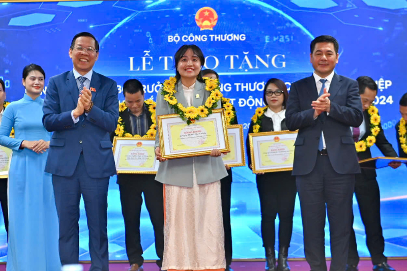 Dừa Lương Quới nhận bằng khen doanh nghiệp xuất khẩu uy tín năm 2024