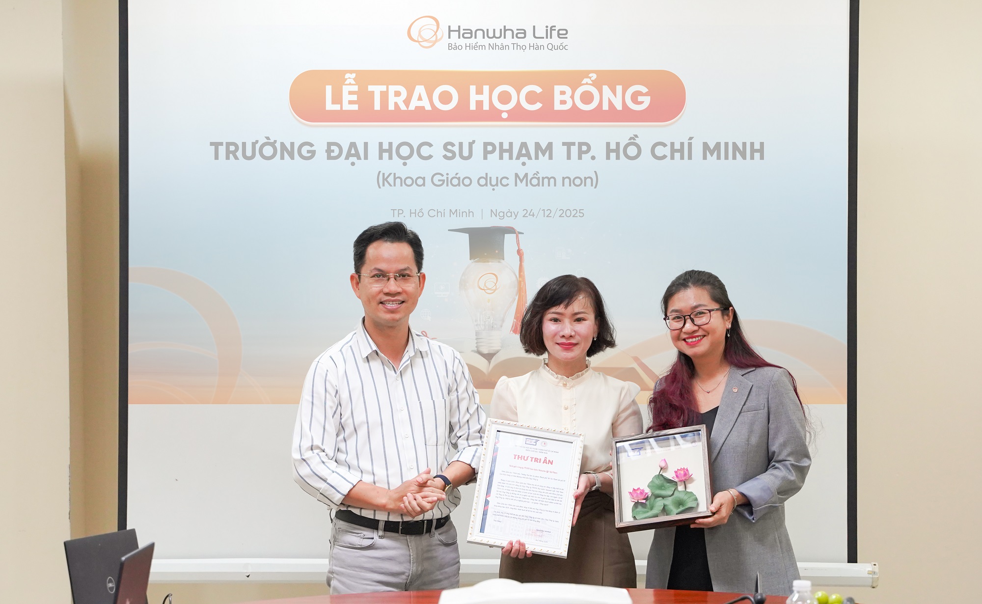 Hanwha Life trao học bổng 100 triệu đồng cho Đại học Sư phạm TP. Hồ Chí Minh