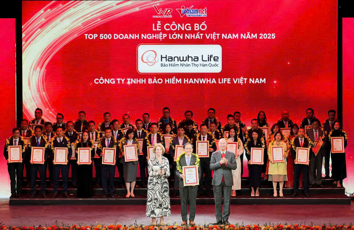 Hanwha Life 6 năm liền được vinh danh trong Top 500 Doanh nghiệp lớn nhất Việt Nam
