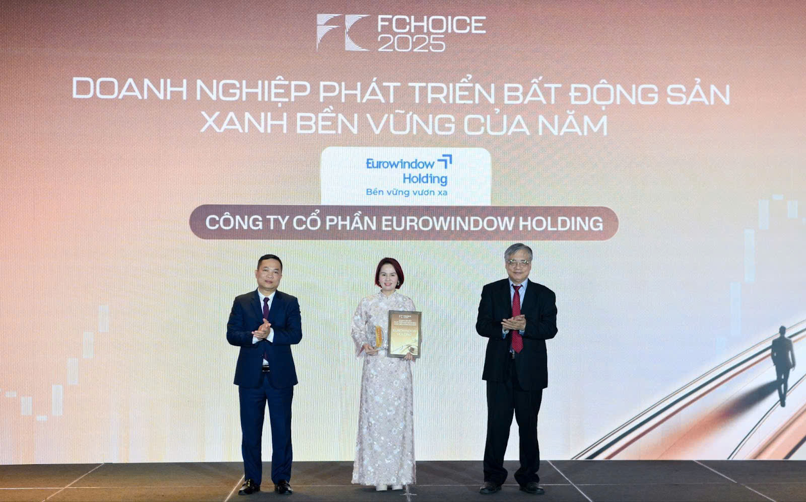Fchoice 2025 vinh danh Eurowindow Holding là “Doanh nghiệp phát triển bất động sản xanh bền vững của năm” 
