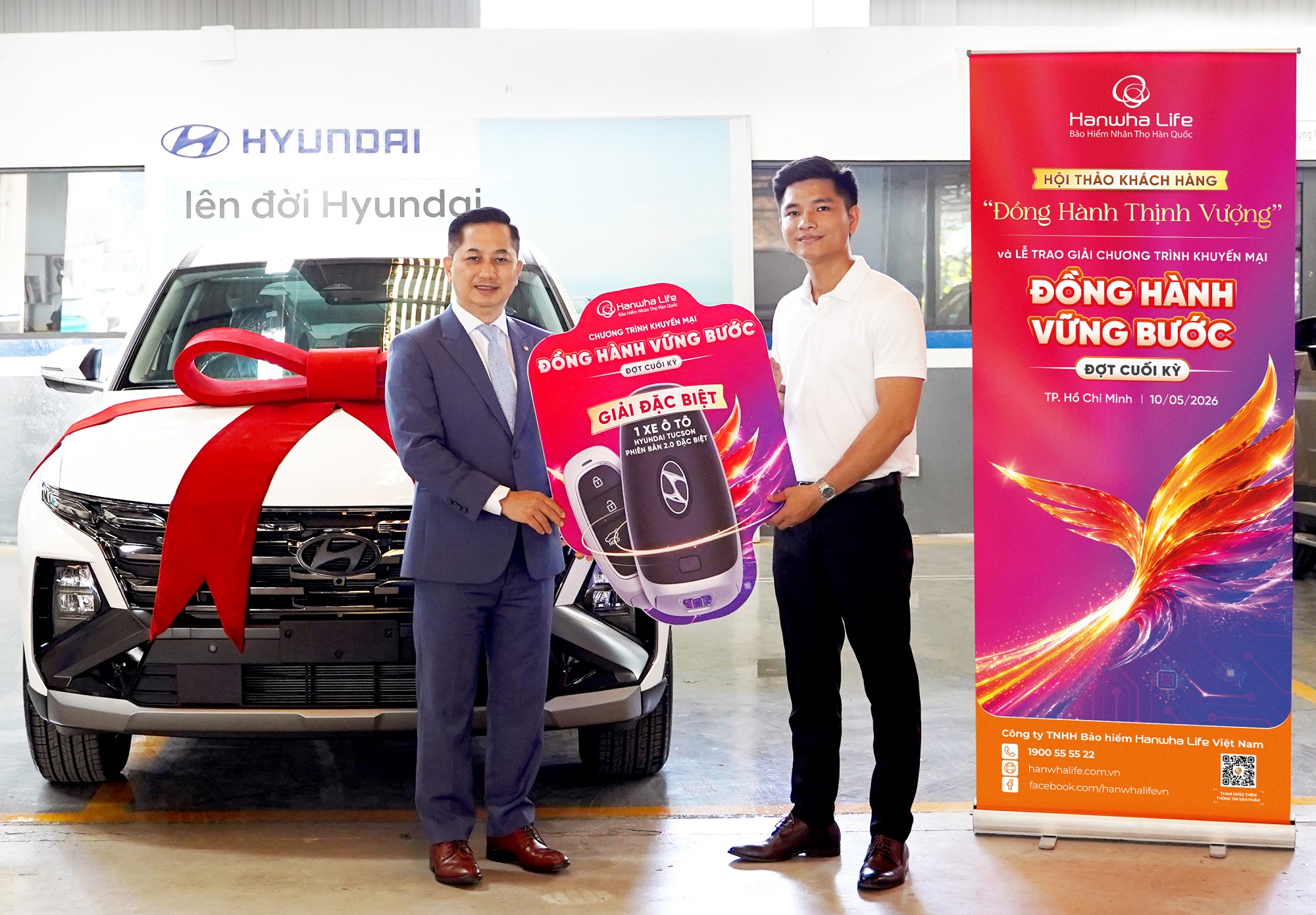 Hanwha Life trao ô tô cho khách hàng trúng giải đặc biệt chương trình “Đồng Hành Vững Bước”