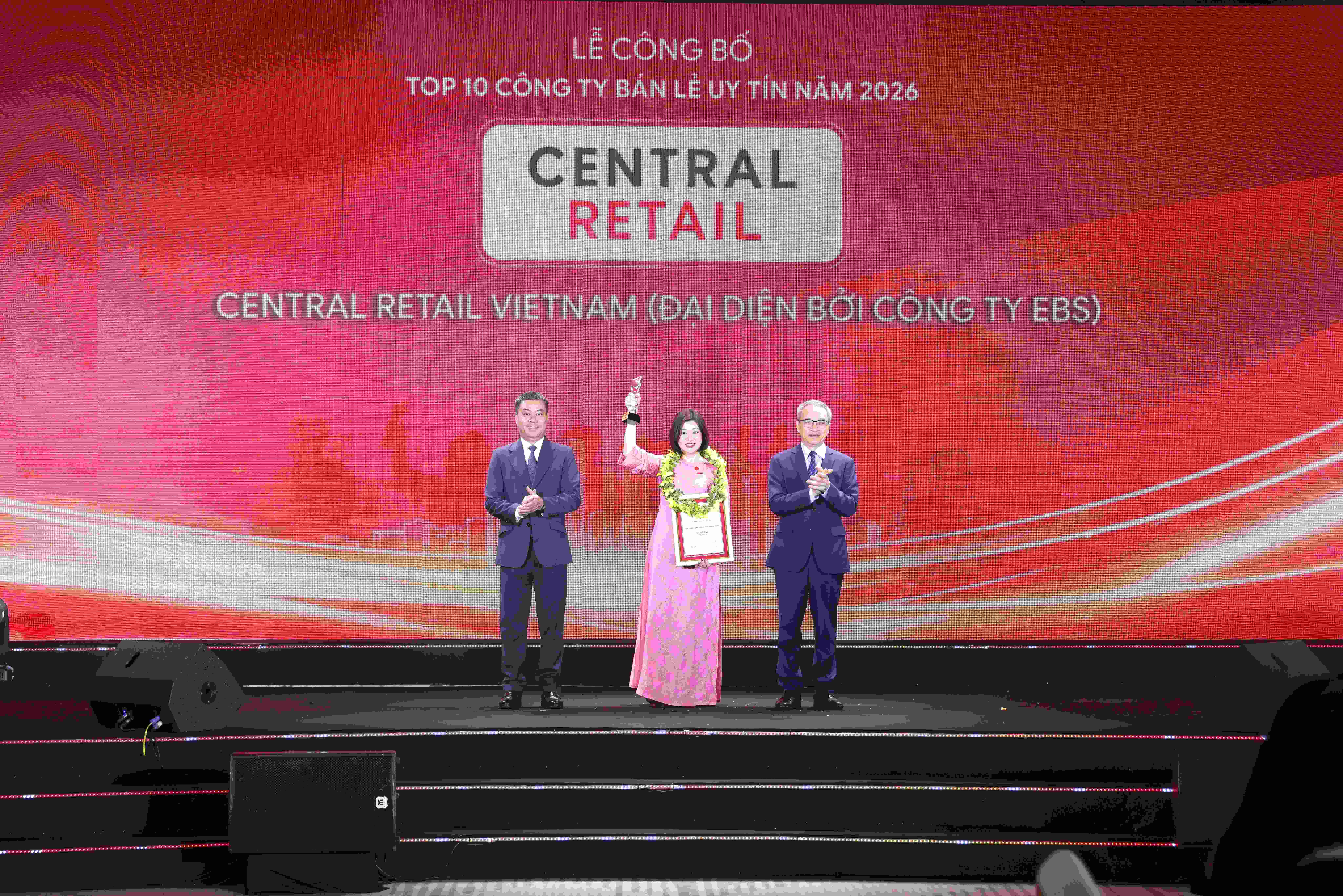 Central Retail Việt Nam tiếp tục được Vietnam Report vinh danh ở vị trí số 1 trong Top 10 Công ty uy tín ngành Bán lẻ 2026