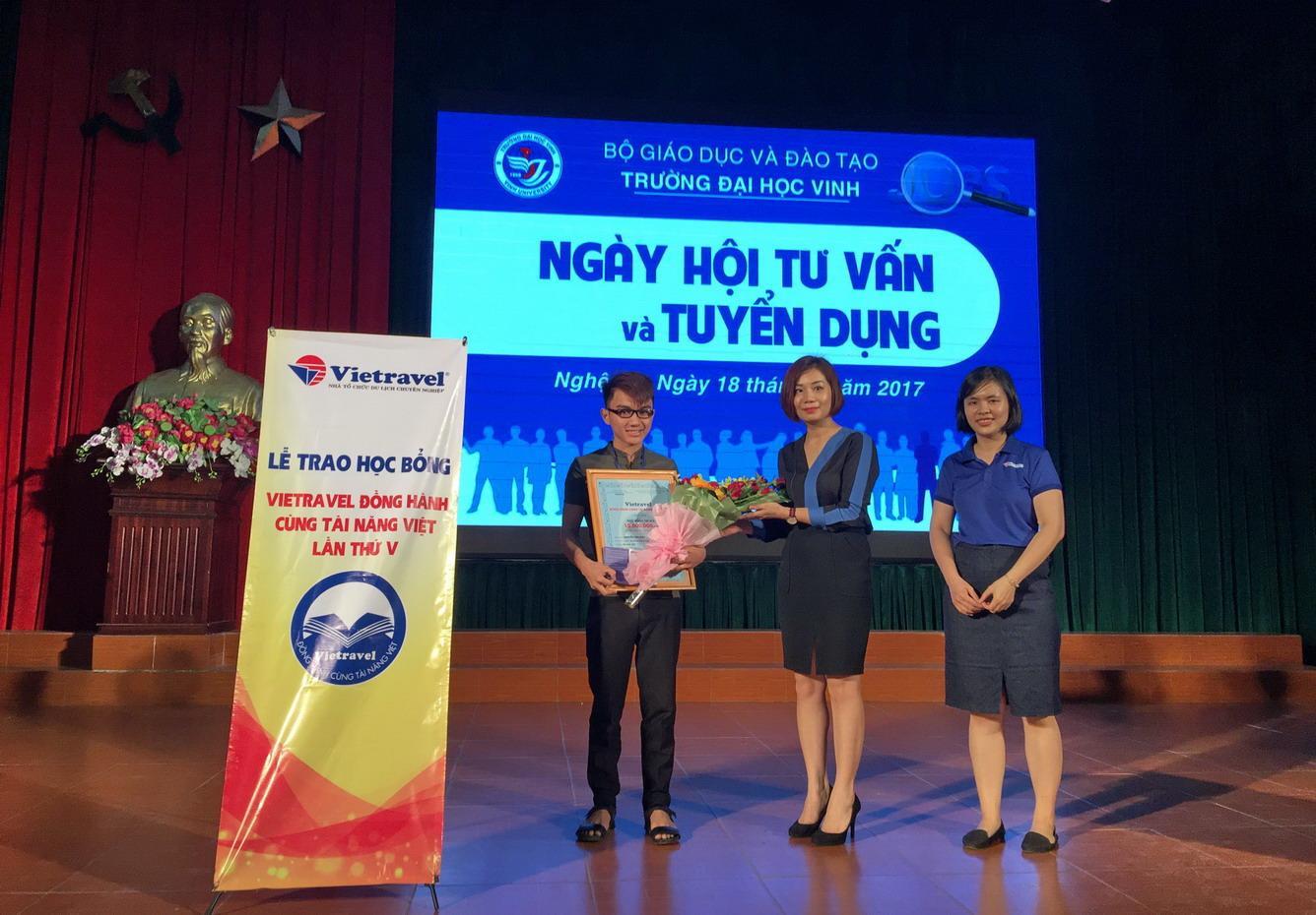 Lễ trao học bổng “Vietravel đồng hành cùng tài năng Việt” lần 5 - 2017 tại TP. Vinh