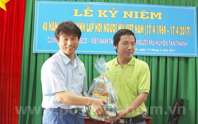 POSCO E&C: TRAO 73 PHẦN QUÀ CHO HỘI NGƯỜI MÙ HUYỆN TÂN THÀNH 