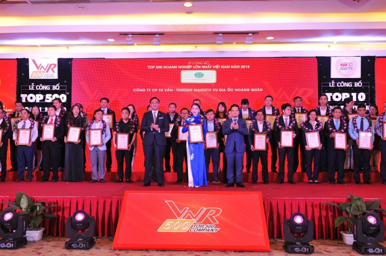 Tập đoàn Hoàng Quân vinh dự đón nhận hai giải thưởng lớn Top 500 doanh nghiệp lớn nhất Việt Nam