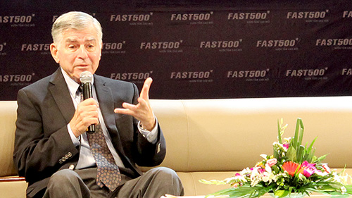 Giáo sư Michael S. Dukakis