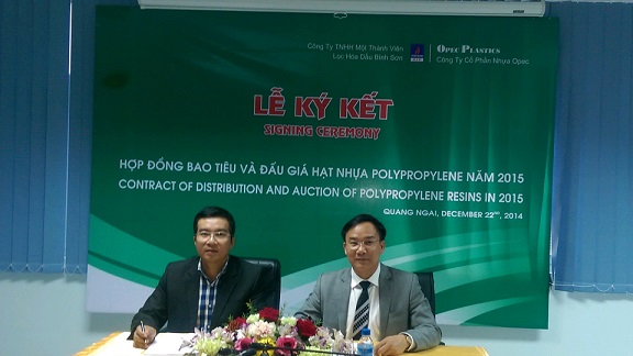 Ảnh: Ông Nguyễn Minh Tú – P.TGĐ thường trực Opec Platics (Bên phải)và Ông Nguyễn Việt Thắng – P.TGĐ BSR (Bên trái) cùng ký hợp đồng trước sự chứng kiến của các Trưởng Phòng Ban trọng yếu -  BSR.
