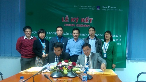   Ông Nguyễn Việt Thắng – P.TGĐ BSR (Bên trái) trao hợp đồng cho ông Nguyễn Minh Tú – P.TGĐ thường trực Opec Platics (Bên phải).