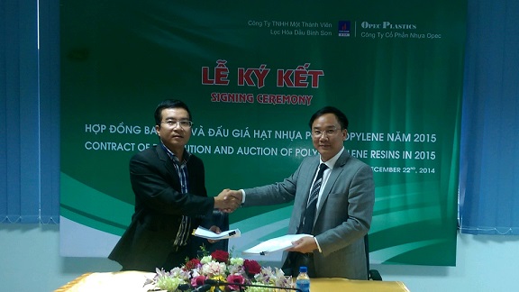 Ông Nguyễn Việt Thắng – P.TGĐ BSR (Bên trái) trao hợp đồng cho ông Nguyễn Minh Tú – P.TGĐ thường trực Opec Platics (Bên phải).